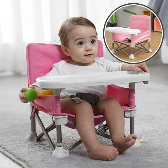 Bébé assis dans chaise haute bébé compact rose