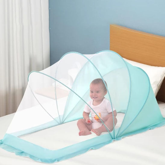 Bébé assis sous moustiquaire lit bébé