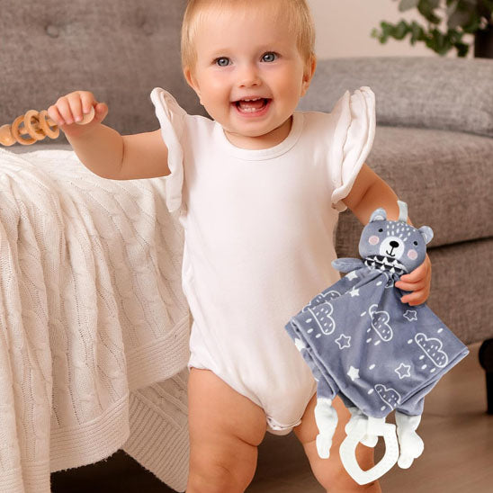 Bébé au salon marchant doudou à la main