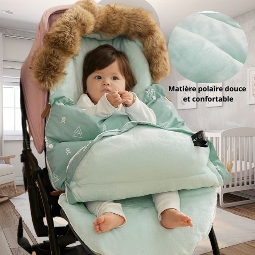 Bébé calme dans chancelière pour poussette en polaire