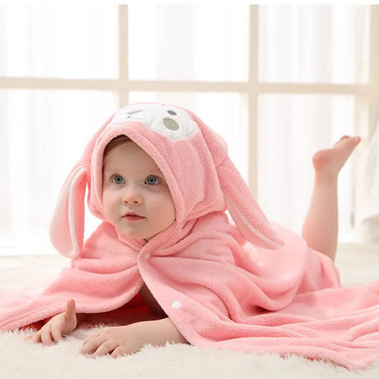 Bébé couché sur le ventre avec cape de bain bébé lapin