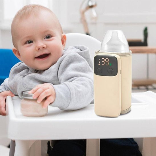 Bébé dans sa chaise haute et son chauffe biberon nomade.