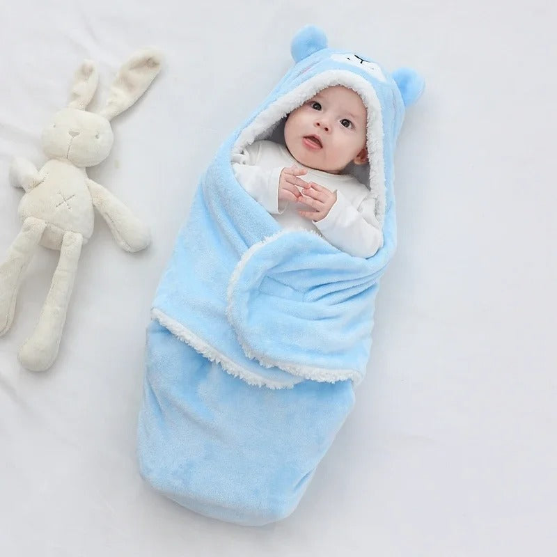 Bébé dans son nid d'ange ours bleu.