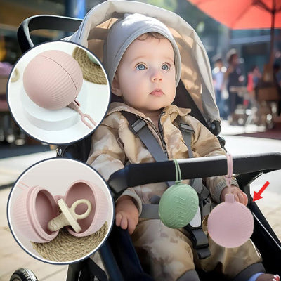 Bébé dans la poussette et attache tetine silicone