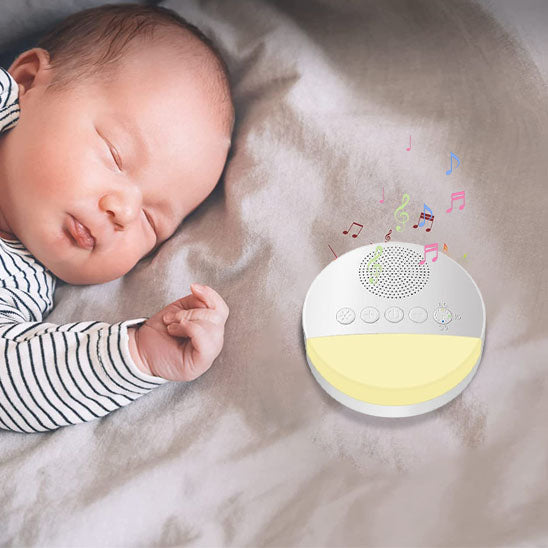 Bébé dormant paisiblement avec sa veilleuse bruit blanc musicale.