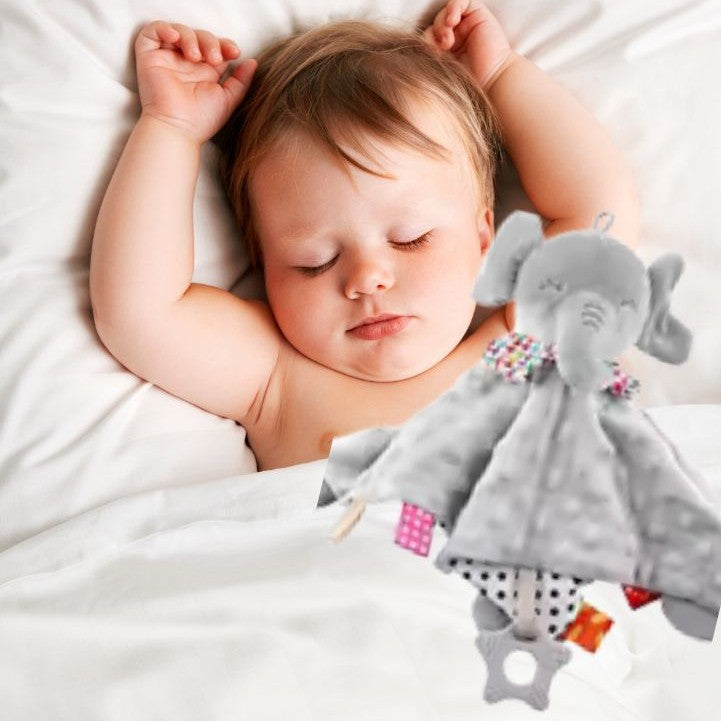 Bébé dormant profondément avec doudou déposé sur lui