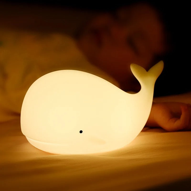 Bébé endormi avec veilleuse baleine lumière chaude