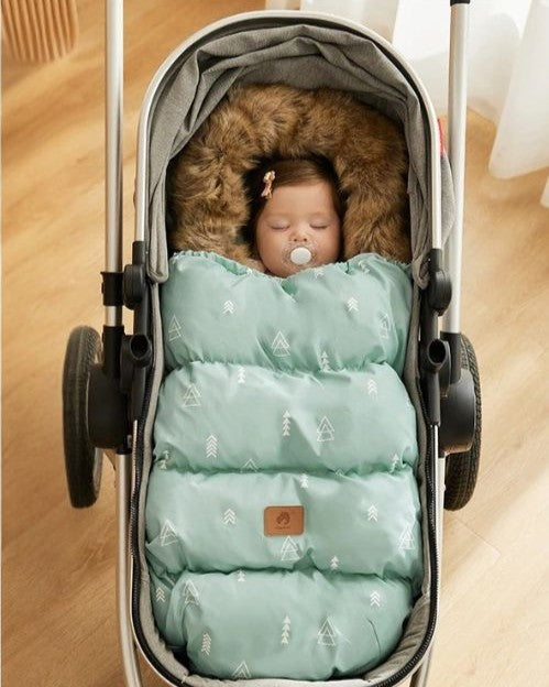 Bébé endormi dans chancelière pour poussette confortable