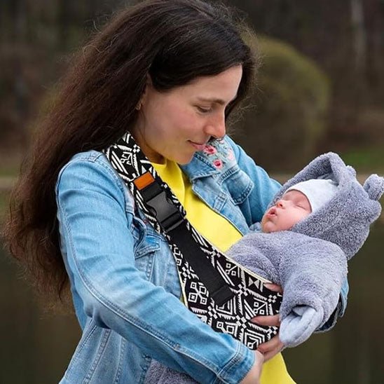 Bébé endormi dans son écharpe de portage bébé ajustable.