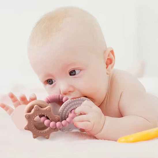 Bébé mordille son anneau de dentition multi sensoriel.