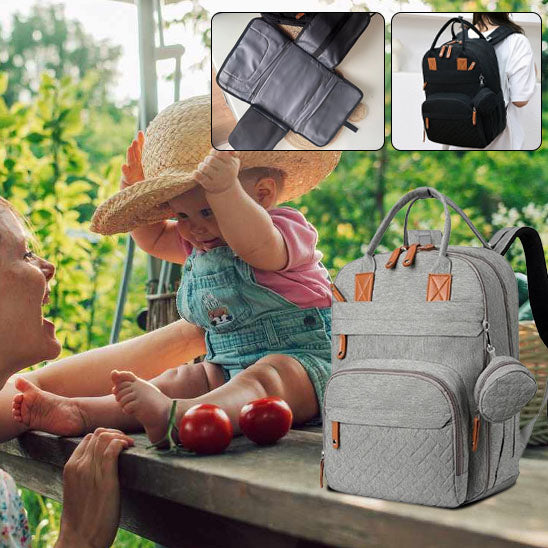 Bébé portant chapeau paille assis sur table avec sac à dos à langer