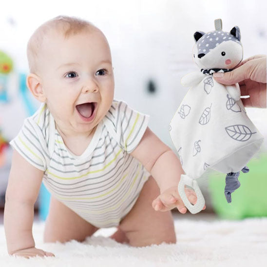 Bébé rampant heureux en voyant doudou renard
