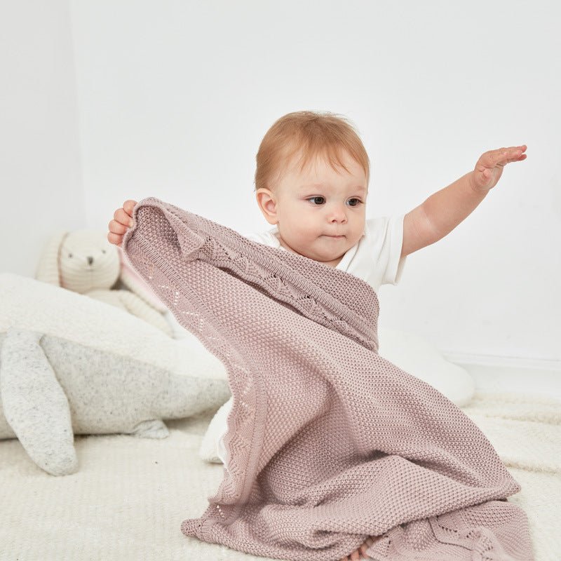 Bébé s'amuse avec sa couverture bebe Fleur de Lotus.