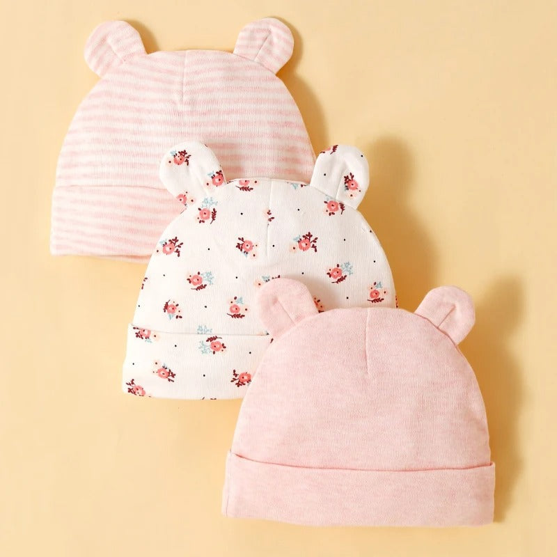 Bonnet bebe en coton rose pour nouveau-né offert en paquet de trois.