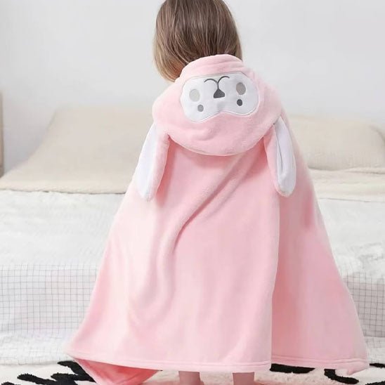 Cape de bain bébé rose sur le dos d'un enfant.