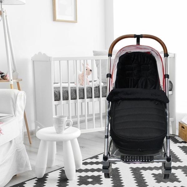 Chanceliere et poussette dans une chambre bébé.