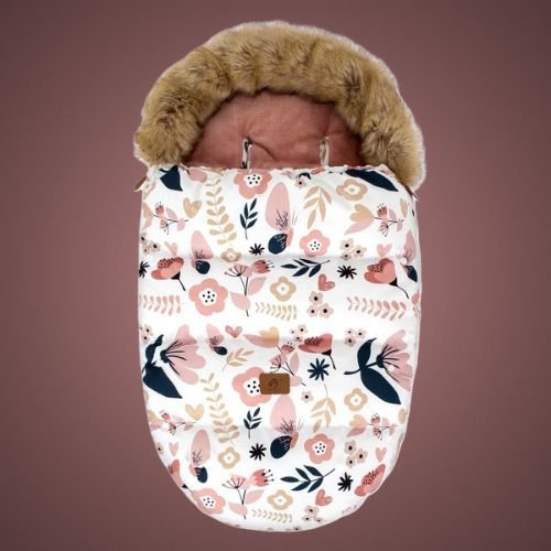 Chancelière poussette pour fille aux motifs fleurs.