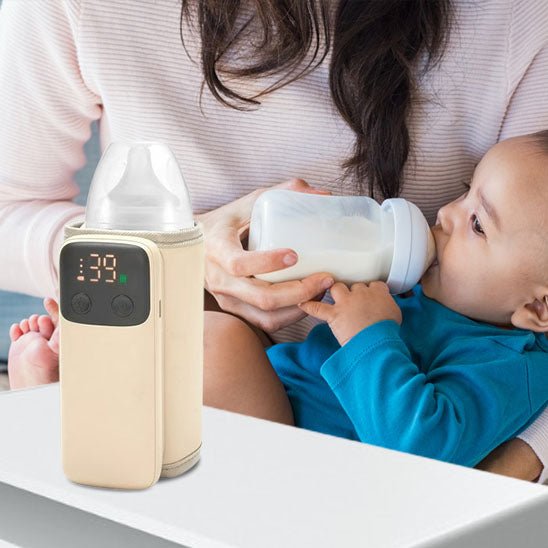 Maman fait boire bébé et chauffe biberon nomade