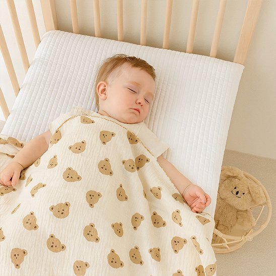 Couverture bébé en mousseline légère sur bébé endormi