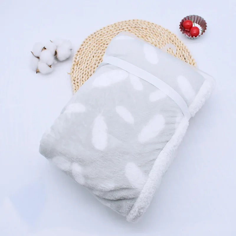 Couverture polaire en tissu corail gris avec un côté sherpa blanc.