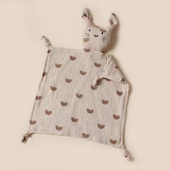 Doudou plat lapin motifs arc-en-ciel