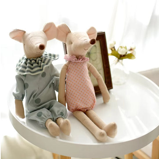Duo doudou bebe souris déposées sur petite table basse