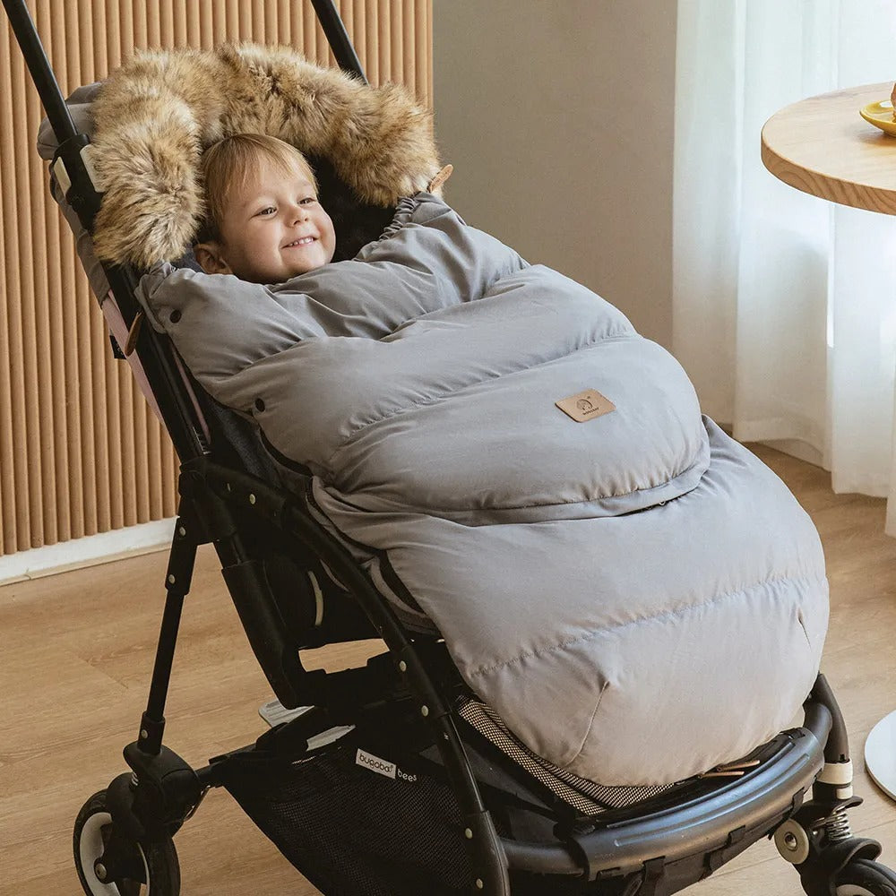 Enfant dans grande chanceliere bebe protectrice grise