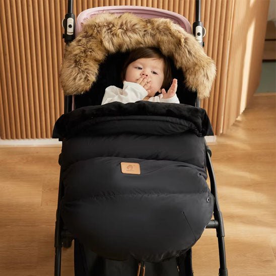 Enfant dans sa poussette et une chanceliere bebe haut de gamme.