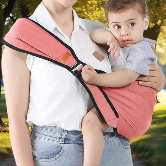 Enfant en promenade avec maman dans porte bebe rose