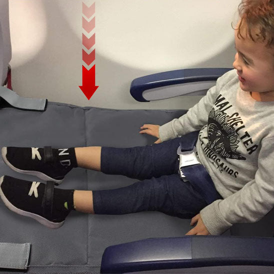 Enfant jambes étendues sur hamac bebe