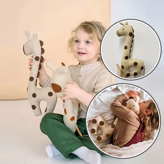 Enfant s'amuse et dort avec doudou bebe girafe