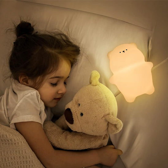 Fillette endormie avec ourson peluche et bebe veilleuse lumineuse