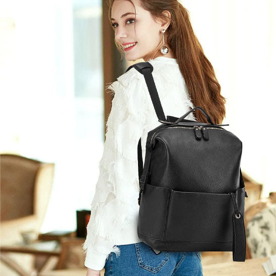 Jeune femme portant sac a dos a langer en cuir