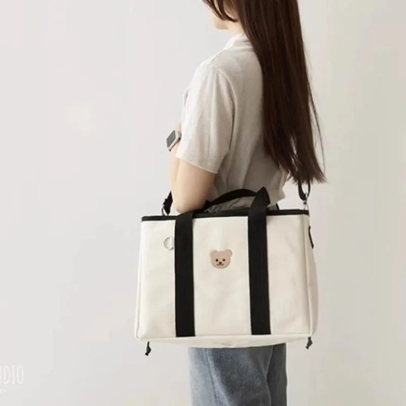 Jeune femme portant sac a langer avec sangle bandoulière