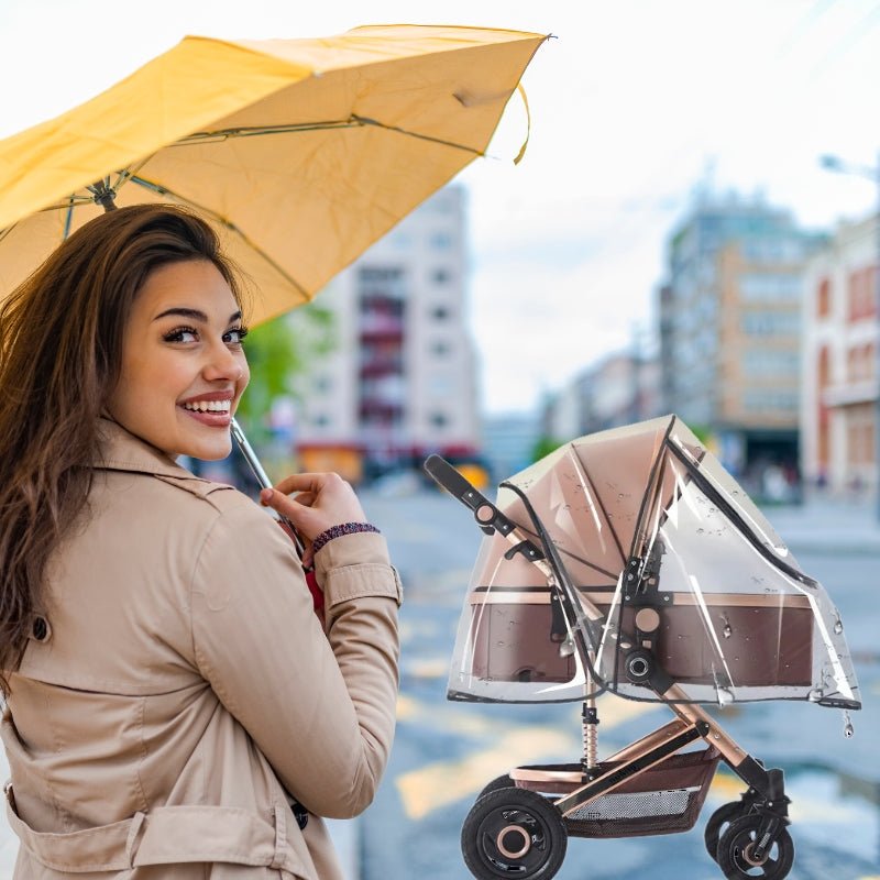 Maman avec un parapluie jaune et une protection pluie poussette.