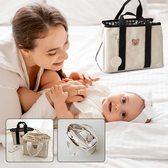 Maman câline bébé et sac a langer mignon