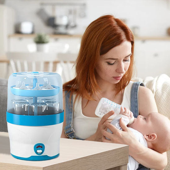 Maman donnant biberon à bébé et sterilisateur biberon