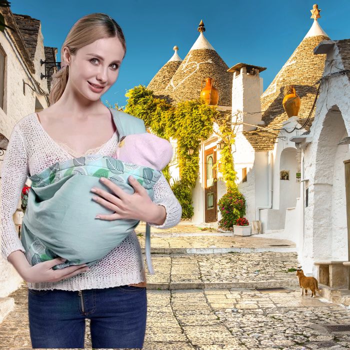 Maman en Italie promenant bébé avec porte bébé voyage