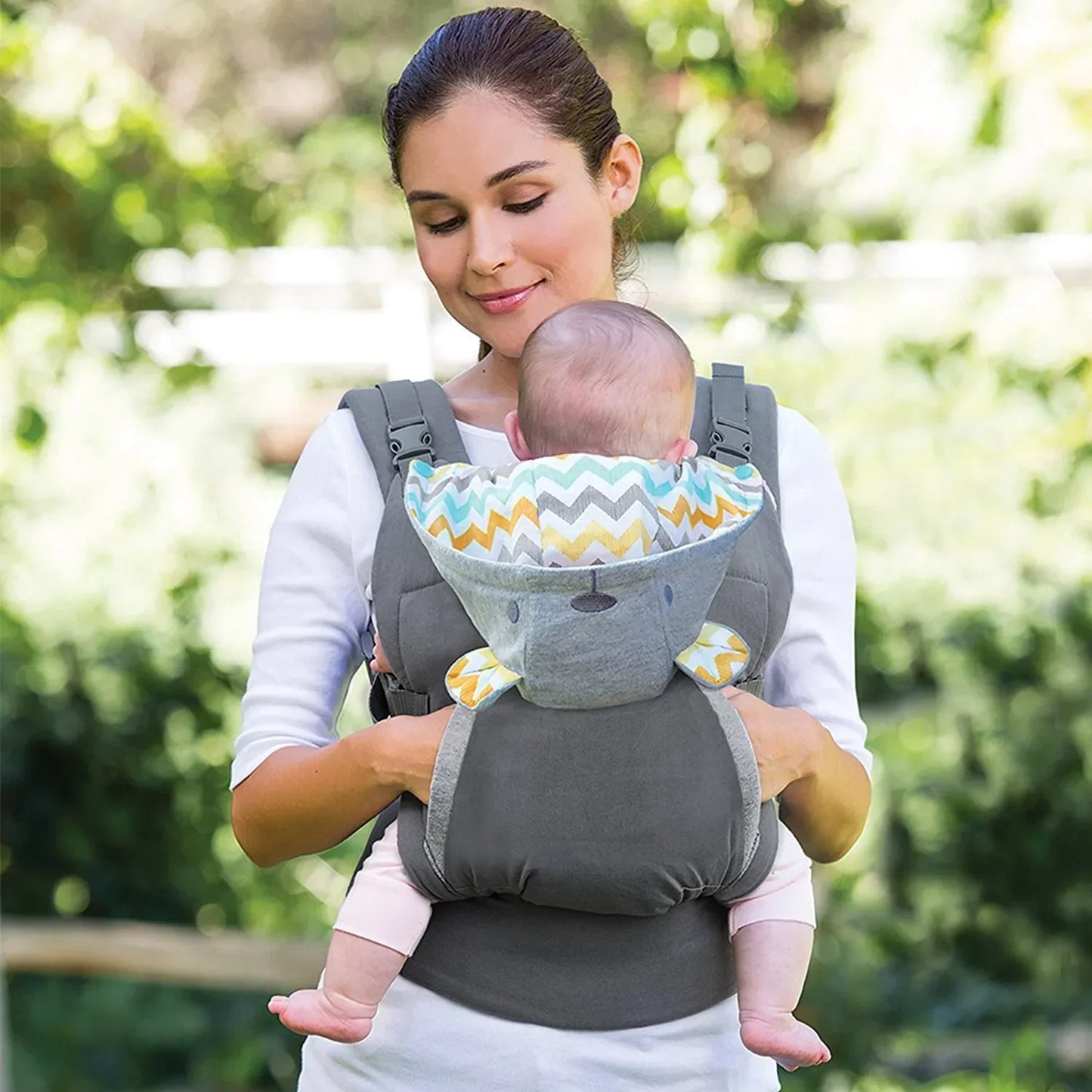 Maman en promenade avec bébé dans porte bébé physiologique