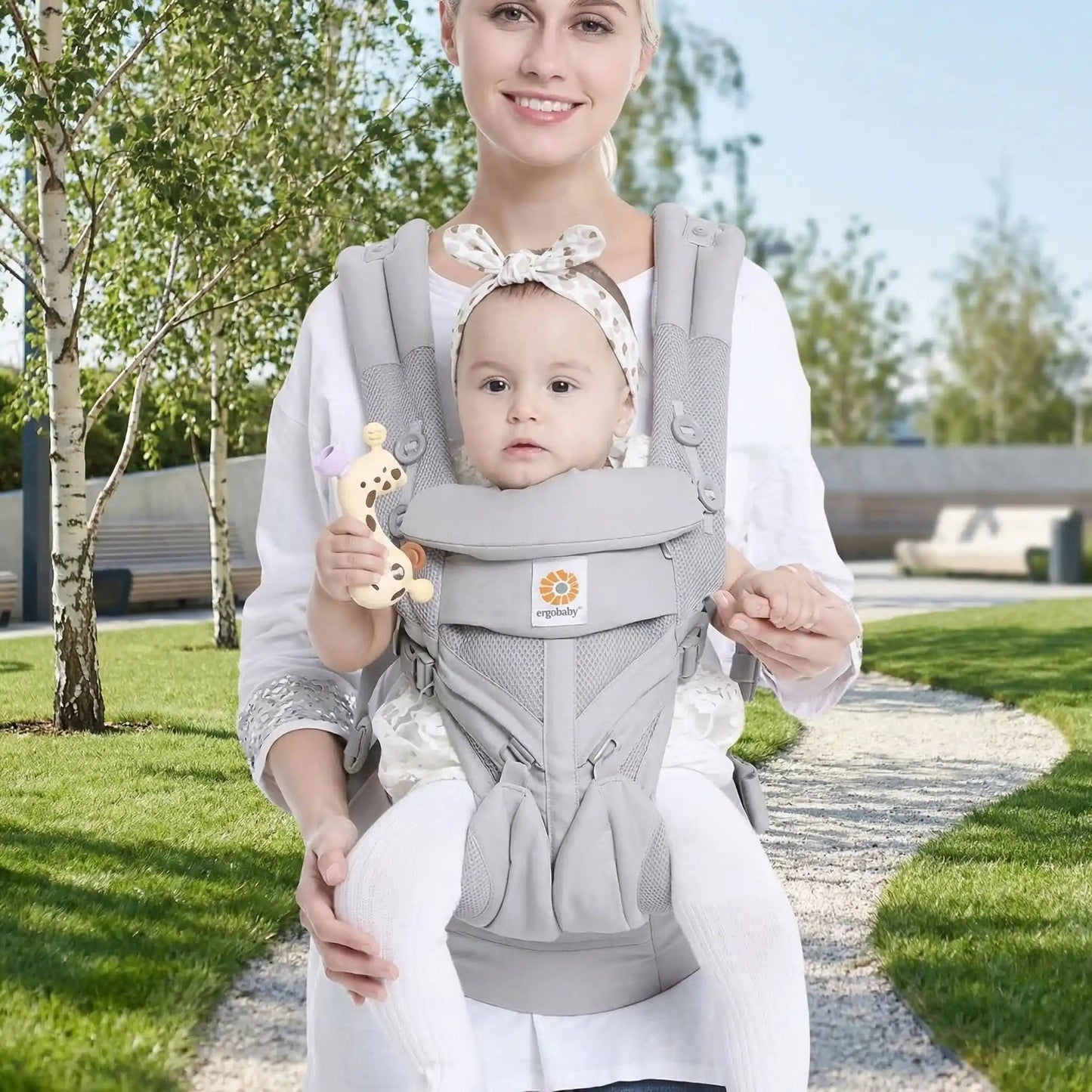 Maman en promenade avec son porte bebe evolutif multi positions.