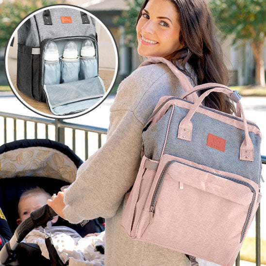 Maman en promenade avec poussette et sac à dos à langer