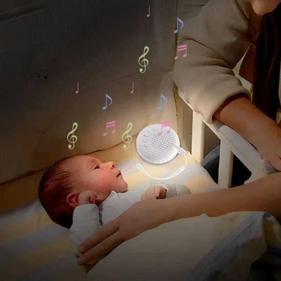 Maman endors son nouveau-né avec une veilleuse bruit blanc.