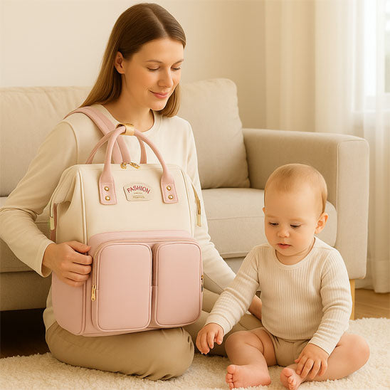 Maman et bébé au salon avec sac a langer rose