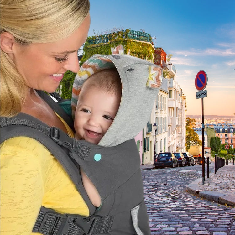 Maman et bébé heureux avec porte bébé physiologique