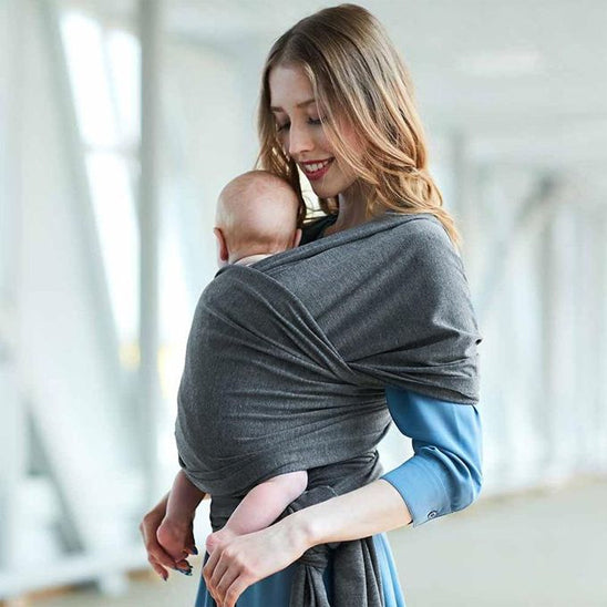 Maman portant bébé dans écharpe de portage grise