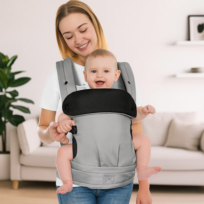 Maman portant bébé heureux dans son porte bébé physiologique coton gris.