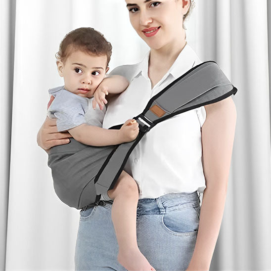 Maman portant enfant dans porte bebe gris pĂąle