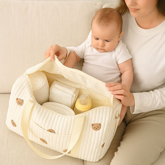 Maman préparant sac a langer bebe grande capacité