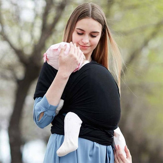 Maman promenade bébé endormi écharpe de portage noire