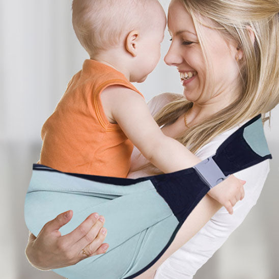 Maman souriant avec bébé assis dans son porte bebe ceinture.